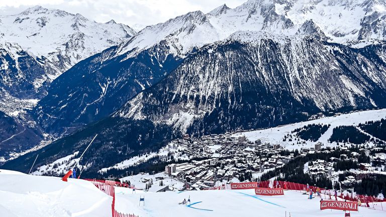 Courcheval aux Trois Vallées, en France, a annulé les événements vendredi avant de devoir fermer le lendemain