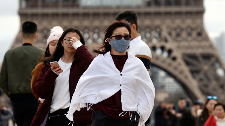 Touristes à la Tour Eiffel à Paris, alors que la France confirme sa première mort de coronavirus. Image de fichier