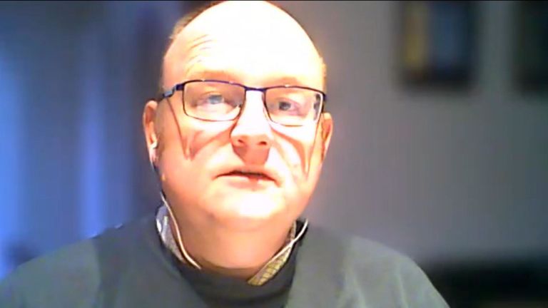 Le professeur Mark Fielder est microbiologiste médical