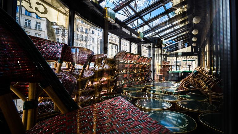 Vue générale à l'intérieur du café fermé 