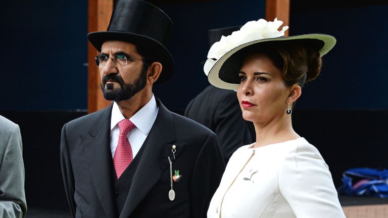 Cheikh Mohammed et la princesse Haya célébrant le 90e anniversaire de la reine à l'hippodrome d'Epsom Downs en 2016