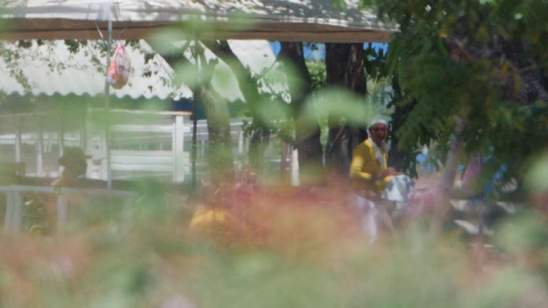 Les femmes de la prison cultivent des légumes qu'elles vendent ensuite sur le stand