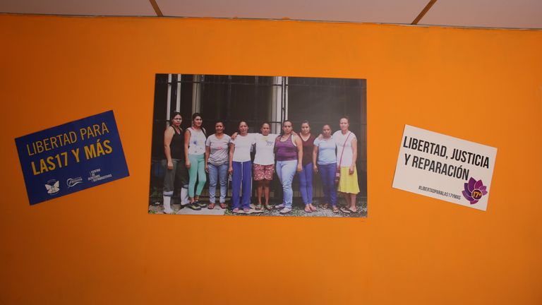 Des photos de femmes que les militants veulent libérer sont accrochées au mur d'une maison sûre