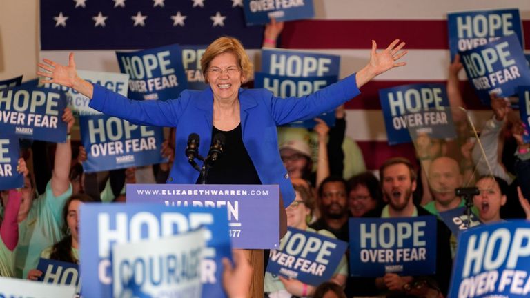La candidate démocrate à la présidentielle, la sénatrice Elizabeth Warren, s'adresse aux partisans lors de son rassemblement à Des Moines, Iowa, États-Unis, le 3 février 2020