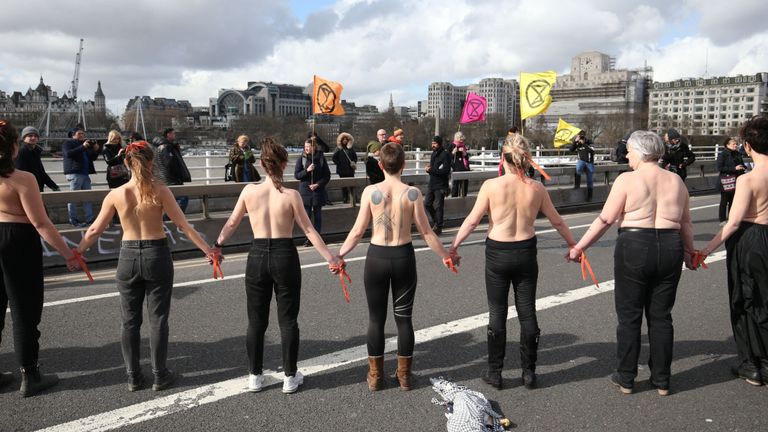 Extinction Rebellion a organisé une protestation seins nus sur le pont de Waterloo