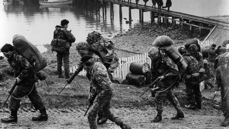 Les troupes britanniques au combat pendant la guerre des Malouines de 1982 