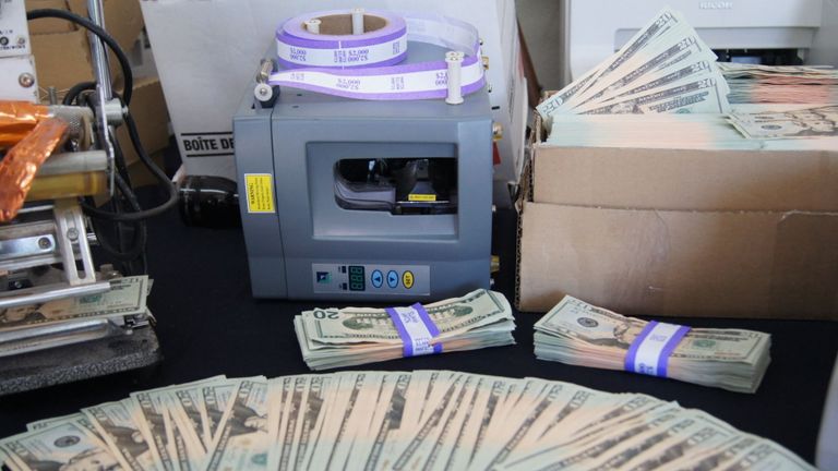Une image montre quelques-uns des faux billets et équipements trouvés par la police après l'arrestation de Bourassa. Photo: Gendarmerie royale du Canada          