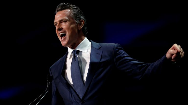 Le gouverneur de l'État de Californie, Gavin Newsom, a rendu la décision de séjour à domicile