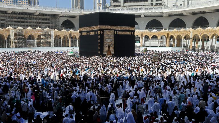 Des pèlerins musulmans marchent autour de la Kaaba (Tawaf al-Wadaa), le sanctuaire le plus sacré de l'islam, à la Grande Mosquée d'Arabie saoudite, la ville sainte de La Mecque, le 27 février 2020. - L'Arabie saoudite a suspendu ses visas pour des visites à Les sites les plus sacrés de l'islam pour le pèlerinage de la 