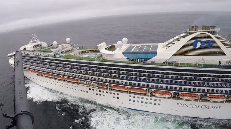 Un hélicoptère livre des kits de test de coronavirus au Grand Princess