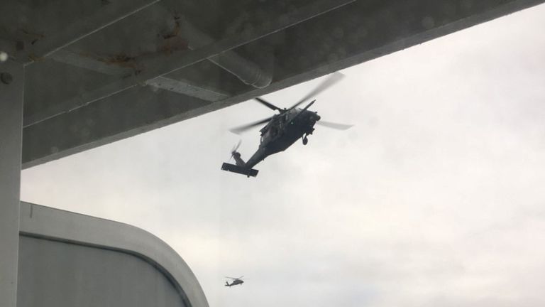 Un hélicoptère survole le bateau de croisière Grand Princess