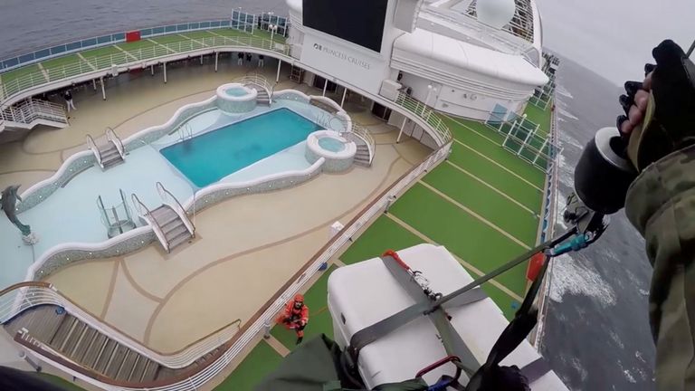 Un hélicoptère livre des kits de test de coronavirus au Grand Princess
