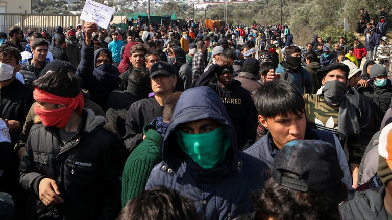 Des migrants participent à une manifestation, à la suite d'affrontements avec la police anti-émeute, sur l'île de Lesbos, en Grèce