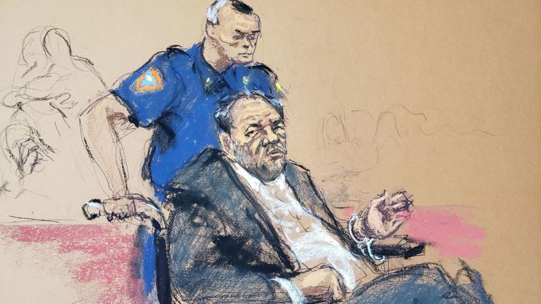 Harvey Weinstein est assis dans un fauteuil roulant pendant la condamnation à la suite de sa condamnation pour agression sexuelle et viol dans le quartier de Manhattan à New York, New York, États-Unis, le 11 mars 2020 dans ce croquis de la salle d'audience. / Photo prise le 26 novembre 2018 / REUTERS / Jane Rosenberg