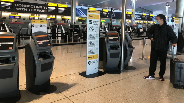 Un homme dans un masque facial dans la zone de départ du terminal 2 de l'aéroport d'Heathrow. Boris Johnson devrait accepter que l'épidémie de coronavirus ne puisse plus être contenue au Royaume-Uni, marquant le début de la prochaine phase de la bataille contre Covid-19. Date de la photo: jeudi 12 mars 2020. Le crédit photo doit se lire: Steve Parsons / PA Wire
