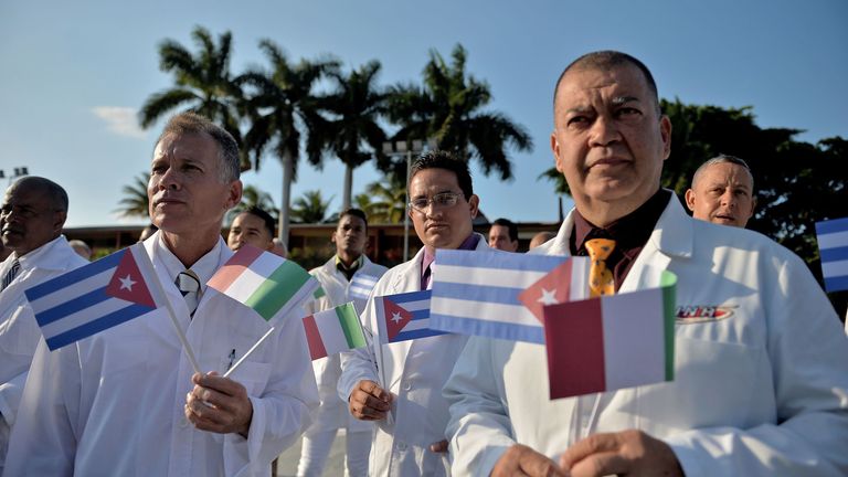 Les médecins et les infirmières de la Brigade médicale internationale Henry Reeve de Cuba font leurs adieux avant de se rendre dans l'Italie durement touchée pour aider à lutter contre la pandémie de coronavirus COVID-19, à l'Unité centrale de coopération médicale de La Havane, en mars 21, 2020