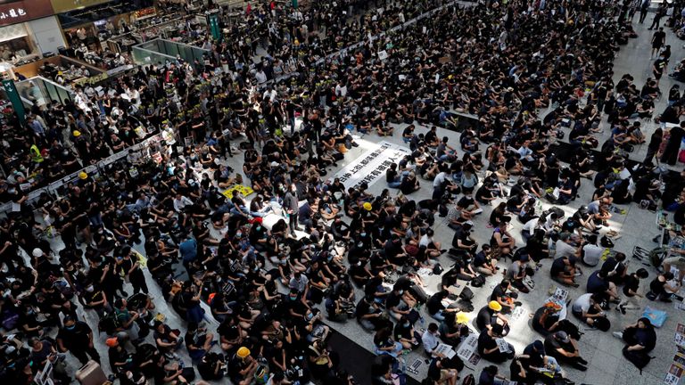 Des manifestants contre le projet de loi anti-extradition assistent à une manifestation de masse après qu'une femme a reçu une balle dans les yeux lors d'une manifestation à l'aéroport international de Hong Kong à Hong Kong, Chine, le 12 août 2019. REUTERS / Tyrone Siu / File Photo RECHERCHE 