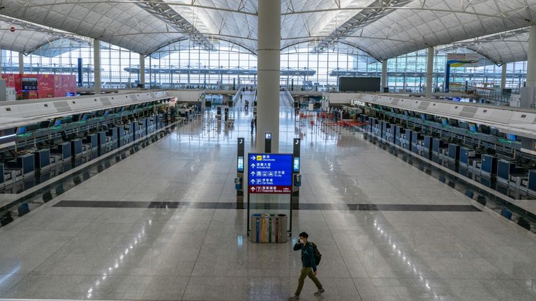 HONG KONG, CHINE - 10 mars: les voyageurs portent des masques dans le hall de départ de l'aéroport international de Hong Kong le 10 mars 2020 à Hong Kong, Chine. Le gouvernement de Hong Kong a annoncé que tous les voyageurs revenant d'Italie, de certaines régions de France, d'Allemagne et du Japon seront mis en quarantaine obligatoire. (Photo par Anthony Kwan / Getty Images)
