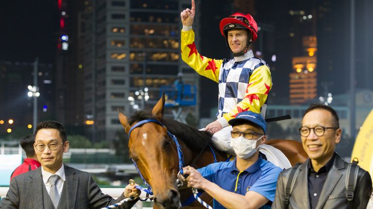 Les courses de chevaux sont l'un des plus grands sports de Hong Kong et se sont poursuivies mais avec des restrictions