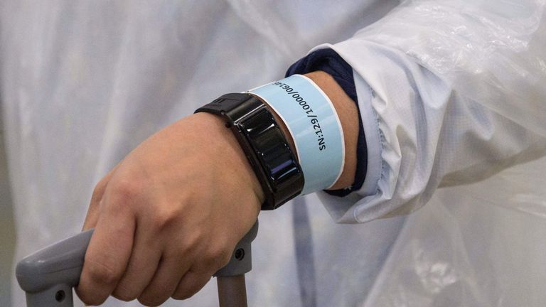 Toute personne arrivant à Hong Kong à partir du 19 mars doit avoir un bracelet tracker appliqué à l'aéroport