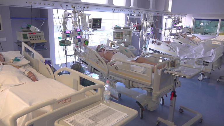 Salle de soins intensifs à l'hôpital en Lombardie, Italie
