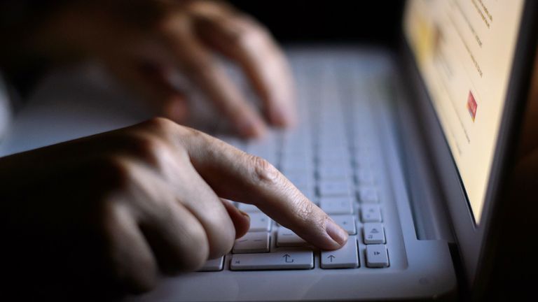un clavier d'ordinateur portable