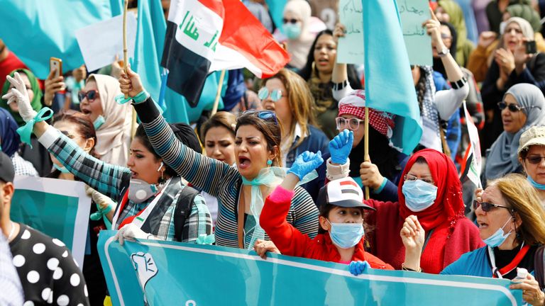 Des femmes ont défilé en Irak en portant des masques protecteurs