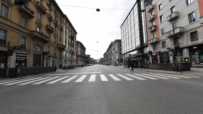 MILAN, ITALIE - 15 MARS: Les rues désertes sont vues au cours des six jours d'un blocage sans précédent dans toute l'Italie, imposé pour ralentir l'épidémie de coronavirus le 15 mars 2020 à Milan, en Italie. (Photo de Fabio Iona / Corbis via Getty Images)
