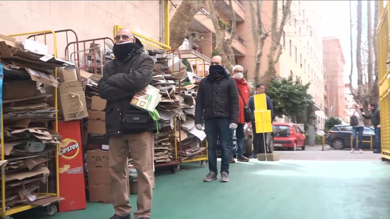 Des Italiens font la queue pour entrer dans un supermarché à Rome