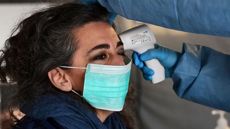 Une infirmière prend la température d'une femme à Crémone, dans le nord de l'Italie