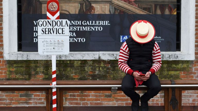 Un Gondoliere vérifie son téléphone portable en attendant les touristes à Venise le 5 mars 2020. - L'Italie a fermé toutes les écoles et universités jusqu'au 15 mars pour aider à lutter contre la propagation de la nouvelle crise des coronavirus. La décision du gouvernement a été annoncée quelques instants après que les responsables de la santé ont déclaré que le nombre de morts de COVID-19 était passé à 107 et que le nombre de cas avait dépassé 3 000. 