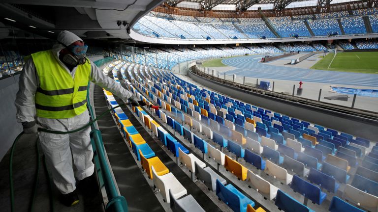 Un nettoyeur désinfecte les sièges du stade San Paolo