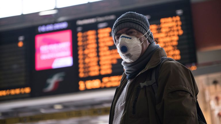 Un homme porte un masque à la gare de Porta Nuova à Turin