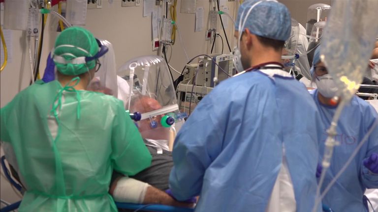 Le personnel médical se presse autour d'un patient