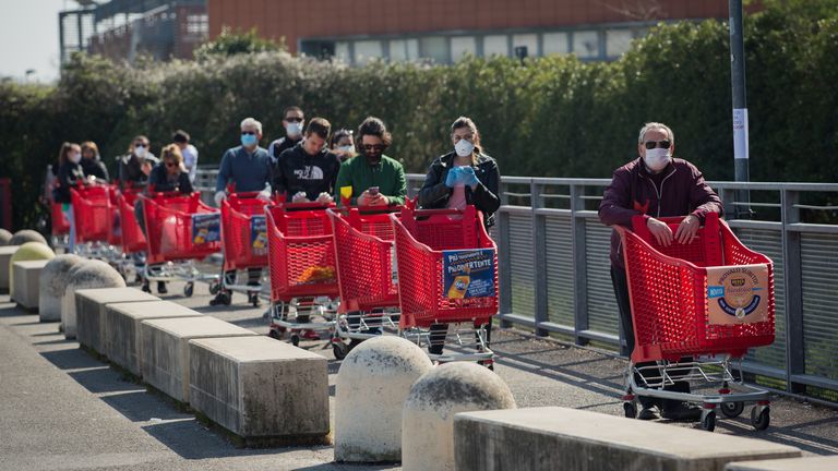 Lignes devant un supermarché près du centre-ville de Bologne en Italie 