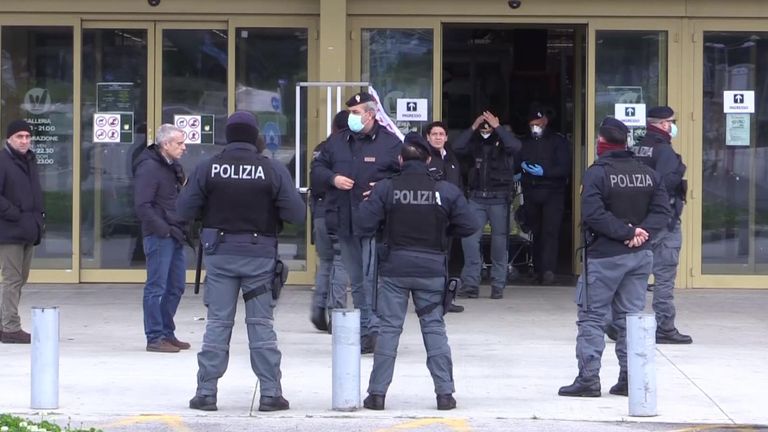 La police patrouille maintenant dans les supermarchés après la menace de raids et de vols