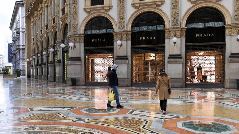 MILAN, ITALIE - 15 MARS: Les rues désertes sont vues au cours des six jours d'un blocage sans précédent dans toute l'Italie, imposé pour ralentir l'épidémie de coronavirus le 15 mars 2020 à Milan, en Italie. (Photo de Fabio Iona / Corbis via Getty Images)
