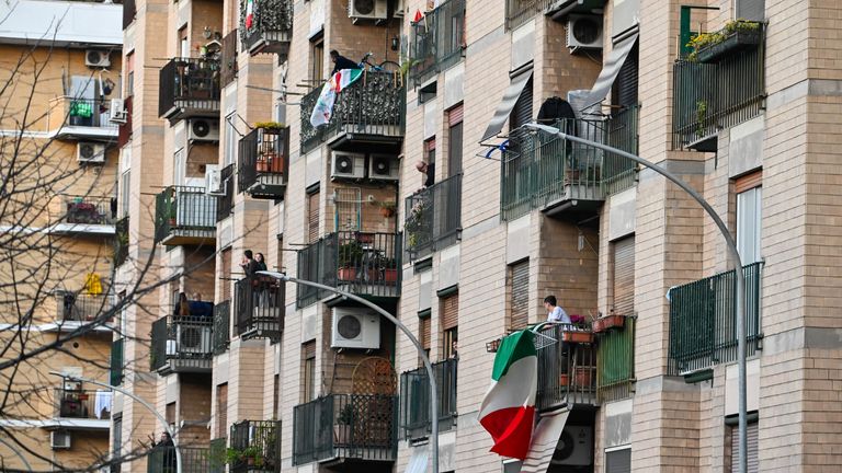 Les gens agitent et tapent des mains à côté d'un drapeau italien, lors d'un flash mob 