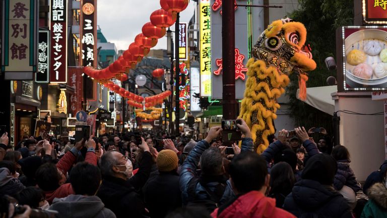 YOKOHAMA, JAPON - 25 JANVIER: Une danse du lion est exécutée à l'extérieur d'un restaurant à Yokohama China Town le 25 janvier 2020 à Yokohama, au Japon. Des milliers de personnes se sont rassemblées dans la plus grande communauté chinoise du Japon pour célébrer le nouvel an lunaire chinois du rat. (Photo de Tomohiro Ohsumi / Getty Images)