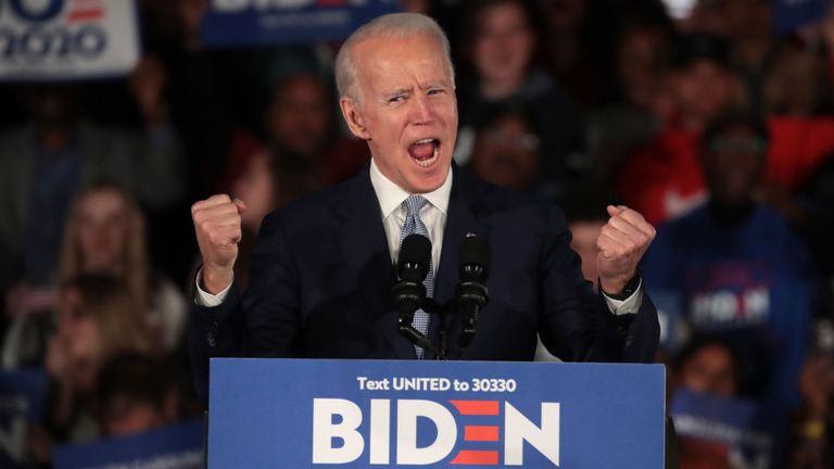 COLUMBIA, CAROLINE DU SUD - 29 février: candidat à la présidentielle démocratique, l'ancien vice-président Joe Biden célèbre avec ses partisans après avoir déclaré la victoire lors d'un rassemblement le soir des élections à l'Université de Caroline du Sud Volleyball Center le 29 février 2020 à Columbia, Caroline du Sud. Le prochain grand concours pour les candidats démocrates sera le Super mardi 3 mars, lorsque 14 États et les Samoa américaines se rendront aux urnes. (Photo de Scott Olson / Getty Images)