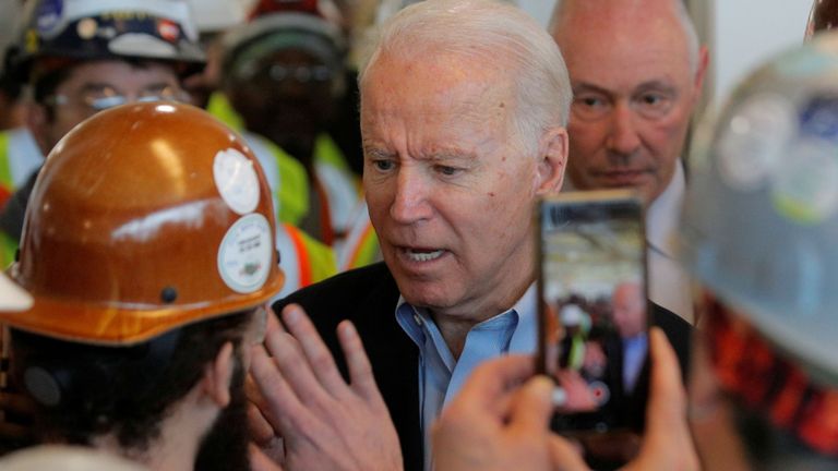 Joe Biden a discuté avec un travailleur de ses politiques de contrôle des armes à feu à l'usine Mack Assembly de Détroit