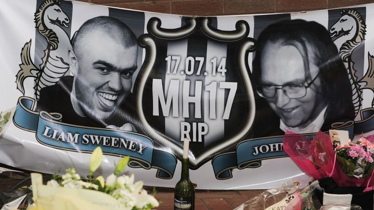 Hommages à l'extérieur de St James & # 39; s Park, à la mémoire des fans de Newcastle United, John Alder et Liam Sweeney