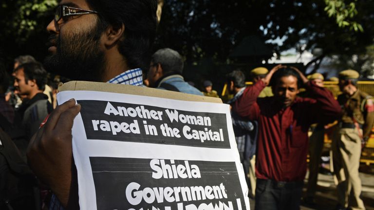 Des étudiants indiens se rassemblent devant la résidence de la ministre en chef de Delhi, Sheila Dikshit, pour protester contre le viol collectif de Jyoti Singh