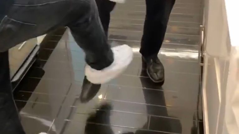 Kim Kardashian a partagé une vidéo sur Instagram donnant des conseils sur la façon de saluer les gens avec les pieds alors que le coronavirus se propage