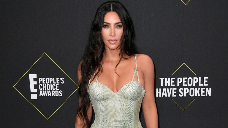 Kim Kardashian portait une robe Versace aux People & # 39; s Choice Awards