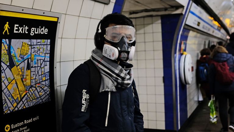 Une personne portant un masque facial dans la station de métro King & # 39; s Cross à Londres après le NHS England a annoncé que le bilan des décès dus aux coronavirus avait atteint 104 au Royaume-Uni. Photo PA. Date de la photo: mercredi 18 mars 2020. Voir l'histoire de l'AP HEALTH Coronavirus. Le crédit photo doit se lire: Ian Hinchliffe / PA Wire