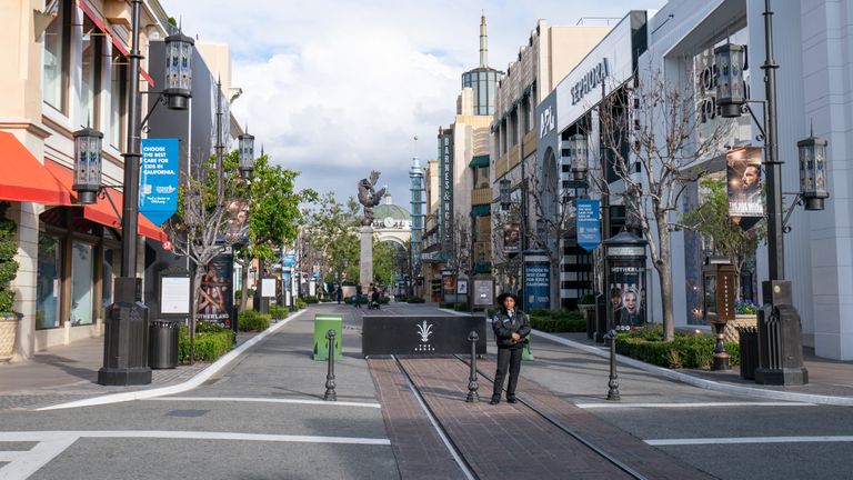 Une vue générale de The Grove après Los Angeles a ordonné la fermeture de tous les services non essentiels et lieux de divertissement plus tôt cette semaine et quelques heures avant le 