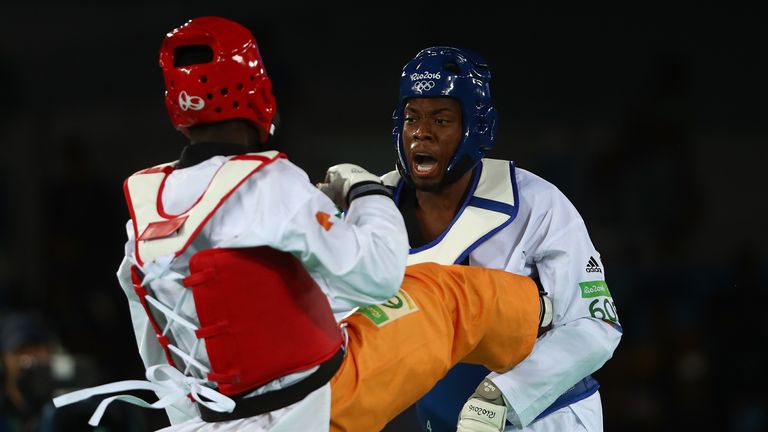 Lutalo Muhammad (R) de Grande-Bretagne est en concurrence avec Cheick Sallah Cisse de Côte d'Ivoire dans le Taekwondo Men -80kg Gold Medal Contest le 14e jour des Jeux Olympiques de Rio 2016 au Carioca Arena 3 le 19 août. 2016 à Rio de Janeiro, Brésil