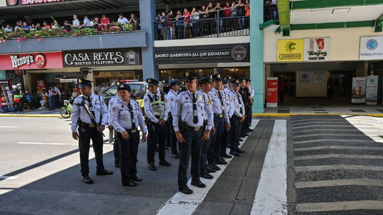 Le personnel de sécurité se rassemble à l'extérieur du centre commercial après la dénonciation de la situation des otages