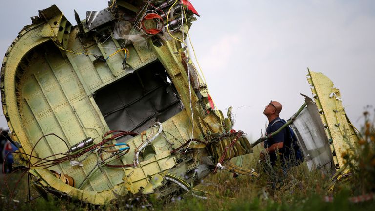 Un enquêteur malaisien sur un accident d'avion inspecte le site du crash du vol Malaysia Airlines MH17, près du village de Hrabove (Grabovo) dans la région de Donetsk, Ukraine